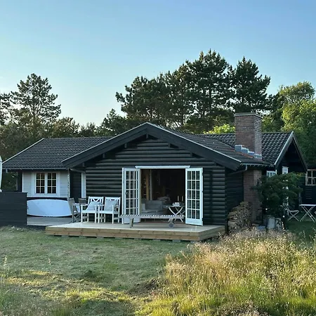 Log House In The First Row At The Sejero Bay 펜션