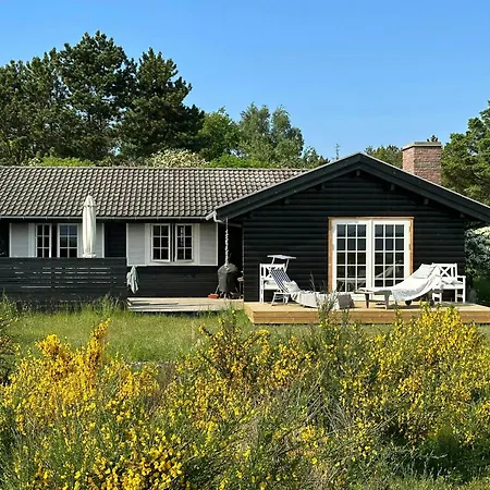 펜션 Log House In The First Row At The Sejero Bay *